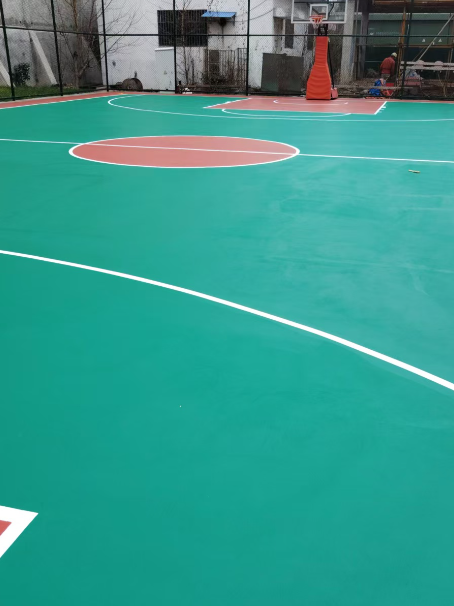 准格尔 球场长期使用易出现地面开裂